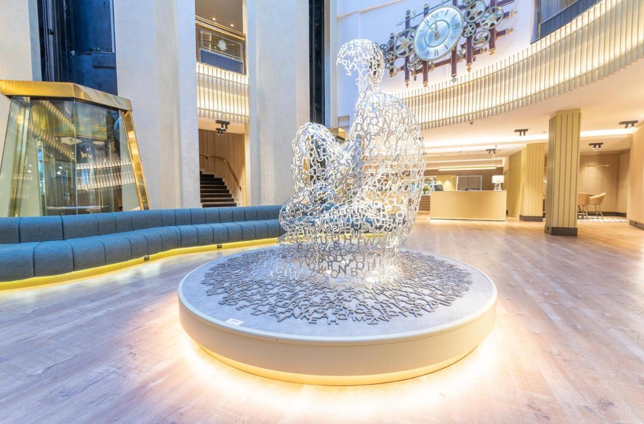 Grand Plaza Hotel & Wellness Andorra la Vella Dış mekan fotoğraf Fountain in the lobby of the hotel