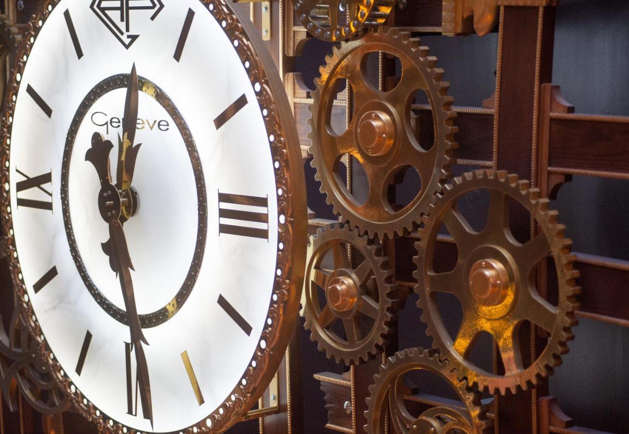Grand Plaza Hotel & Wellness Andorra la Vella Dış mekan fotoğraf The clockwork of the tower
