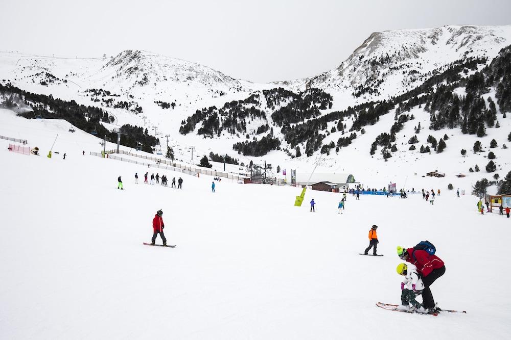 Grand Plaza Hotel & Wellness Andorra la Vella Dış mekan fotoğraf Skiing at the resort