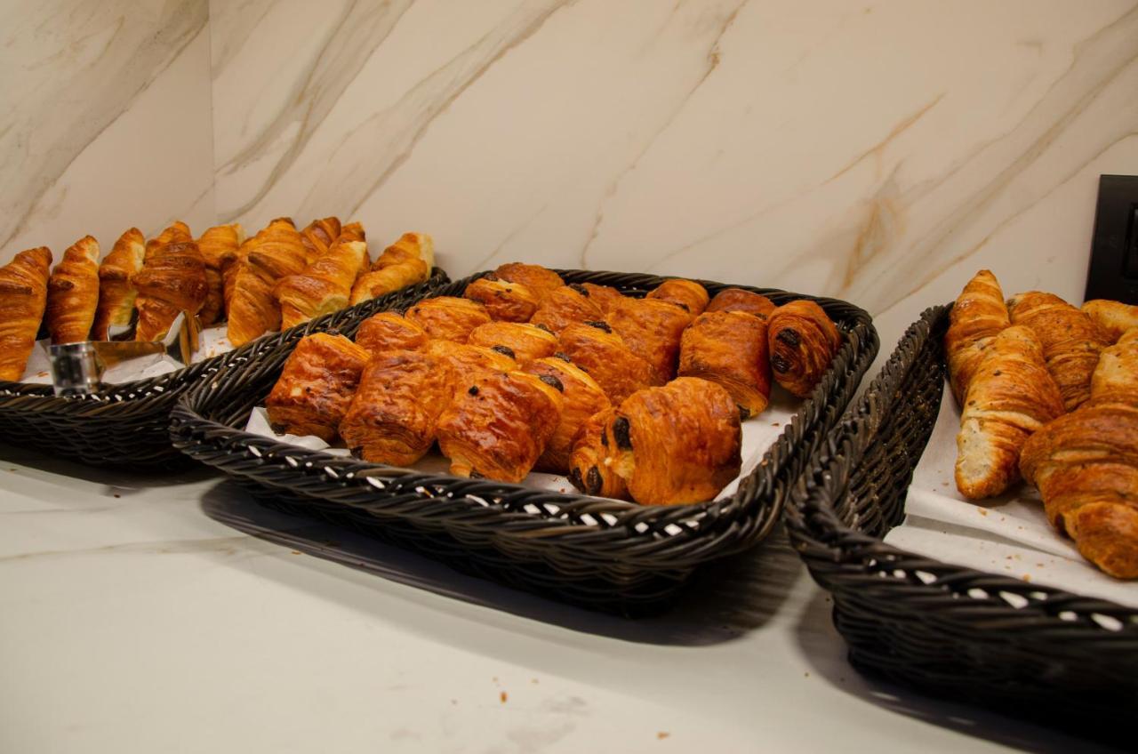 Grand Plaza Hotel & Wellness Andorra la Vella Dış mekan fotoğraf Baked goods at a buffet