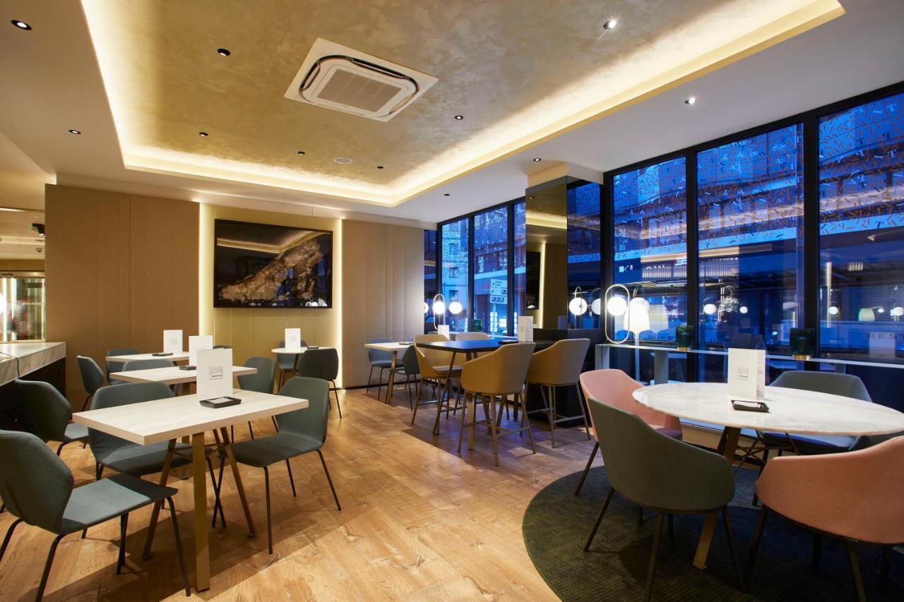 Grand Plaza Hotel & Wellness Andorra la Vella Dış mekan fotoğraf The lounge at London Heathrow Airport